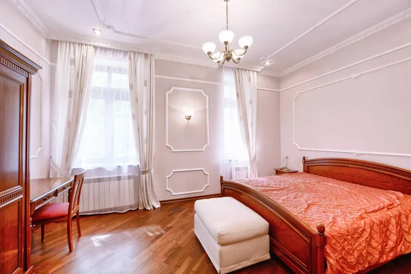 現代の家の古典的な寝室インテリア — ストック写真