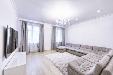 Beyaz modern bir dairede iç.