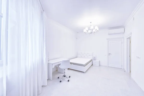 Интерьер Спальни Белого Цвета Современном Доме — стоковое фото