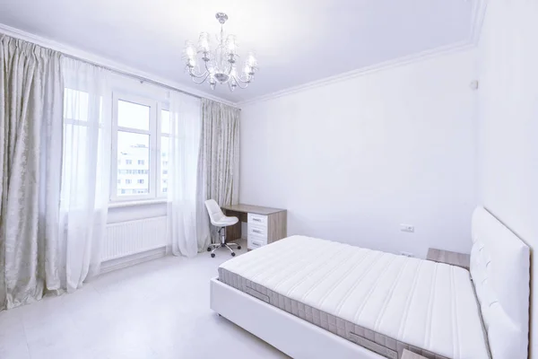 白い色のモダンな家の寝室のインテリア — ストック写真