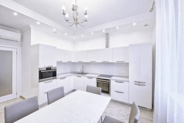 としたアパートメントでモダンなデザインの白いキッチン — ストック写真