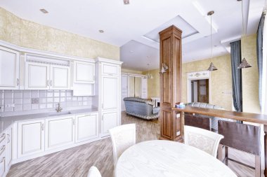 Modern tasarım beyaz mutfak geniş bir daire içinde.