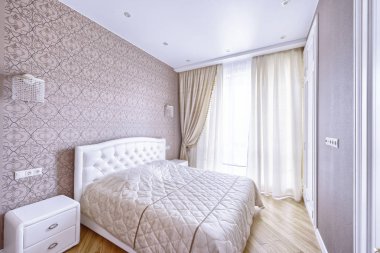 Yeni evinde bir yatak odası, modern iç.