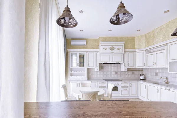 Μοντέρνος Σχεδιασμός Λευκό Κουζίνα Ένα Ευρύχωρο Διαμέρισμα — Φωτογραφία Αρχείου
