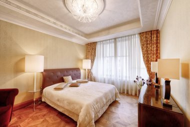 Bir lüks evde tasarımcı modern yenileme. Şık yatak odası iç Çift Kişilik Yatak.