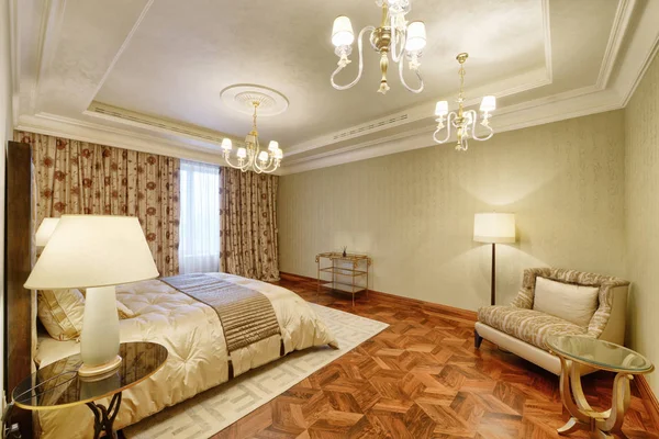 设计师现代装修的豪华住宅 时尚卧室内带双人床 — 图库照片