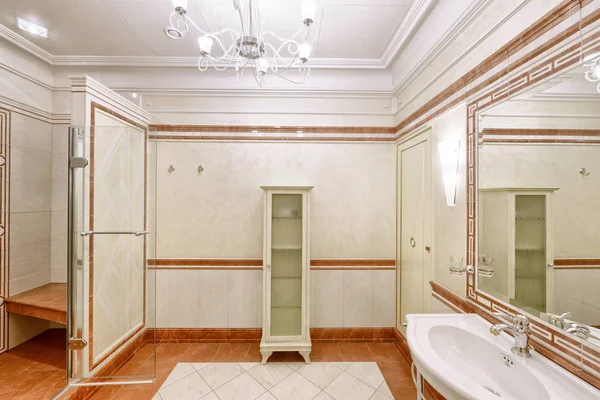 ロシア モスクワの高級住宅でモダンなデザイナー改修 スタイリッシュなバスルームのインテリア — ストック写真