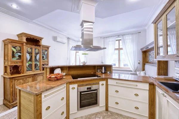 キッチンはモダンな家でクラシックなスタイルの無垢材 — ストック写真