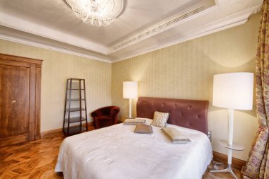 Bir lüks evde tasarımcı modern yenileme. Şık yatak odası iç Çift Kişilik Yatak.