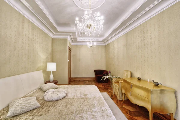 豪華な家でデザイナーの近代改修 ダブルベッドでスタイリッシュな寝室のインテリア — ストック写真