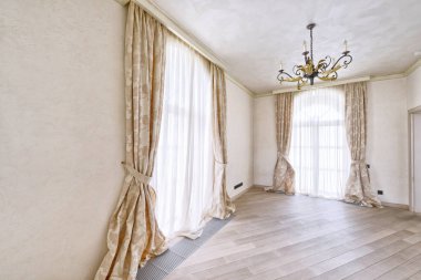 Pencere dekorasyon perdeleri. Modern ev iç.