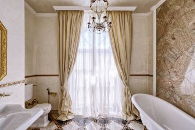 Pencere dekorasyon perdeleri. İç tasarım banyo lüks ev.