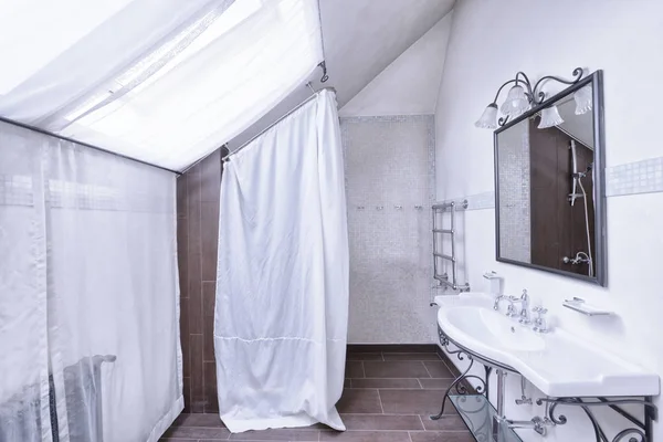 俄罗斯 莫斯科 现代设计师在豪华房装修 时尚的浴室内饰 — 图库照片