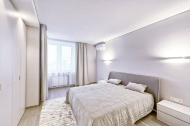 Yeni evinde bir yatak odası, modern iç.