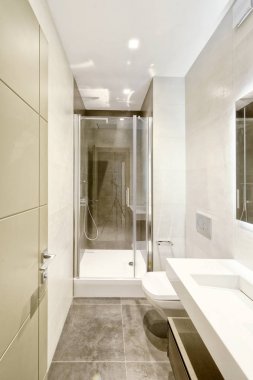 Yeni ev banyo modern iç.