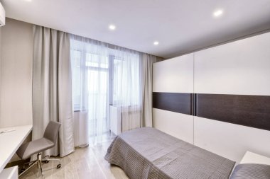 Yeni evinde bir yatak odası, modern iç.