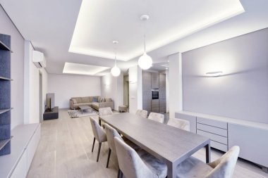 Evin iç büyük yemek masası.