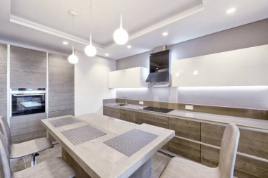 İç tasarım, modern mutfak yeni evinde.