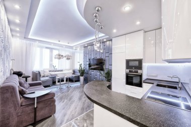 Gri ve beyaz tonlarda lüks bir daire içinde beyaz parlak mutfak modern tasarım iç.