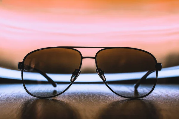 Ρετρό γυαλιά ηλίου με αφηρημένο φόντο. Πάγωμα φωτός μεγάλης έκθεσης — Φωτογραφία Αρχείου