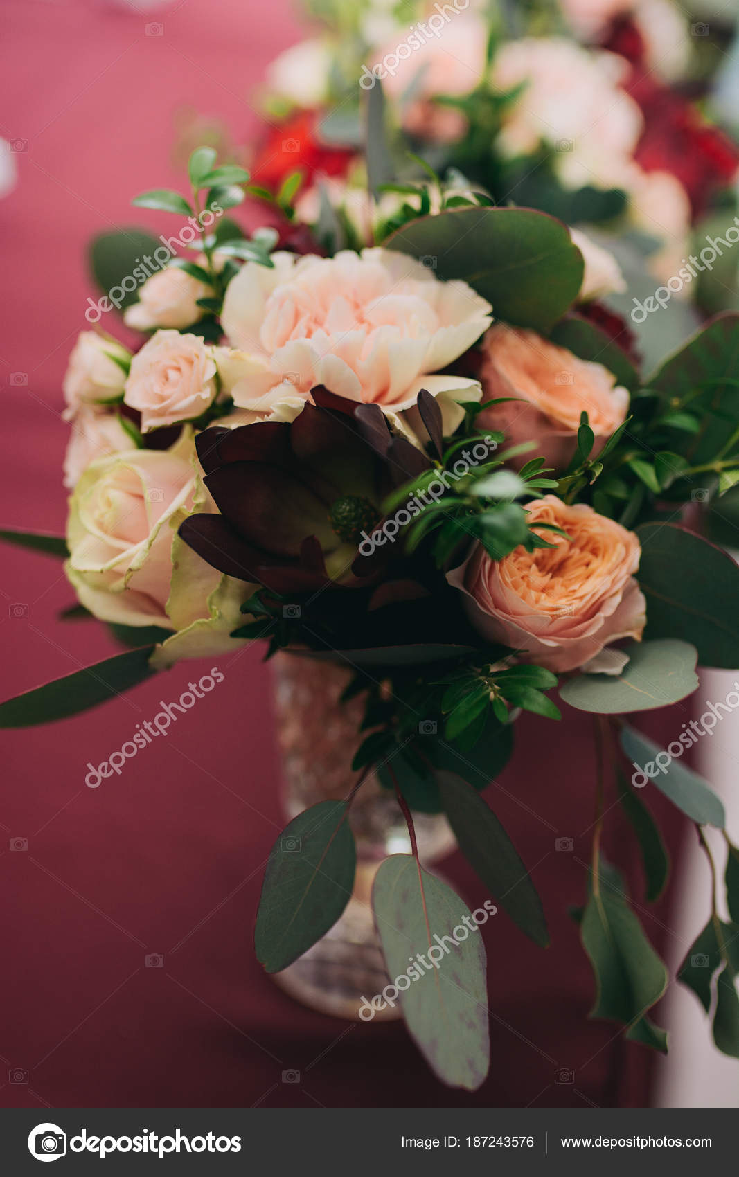 Bouquet Fleurs Sur Une Table Photographie Yanalev 187243576