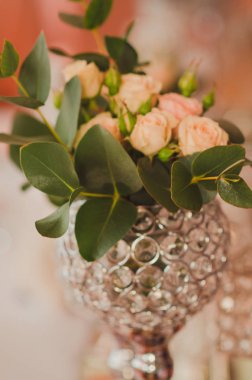 Düğün saksı ile masaya çiçek