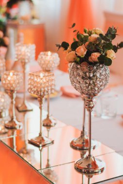 Düğün saksı ile masaya çiçek