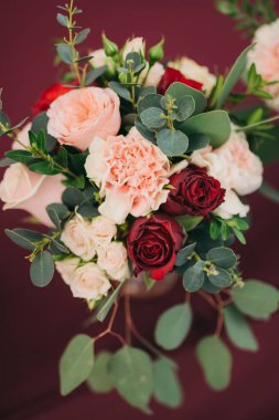 masaya kırmızı ve beyaz çiçek buketi