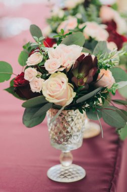 Masadaki bir buket çiçek.