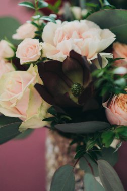 masaya kırmızı ve beyaz çiçek buketi