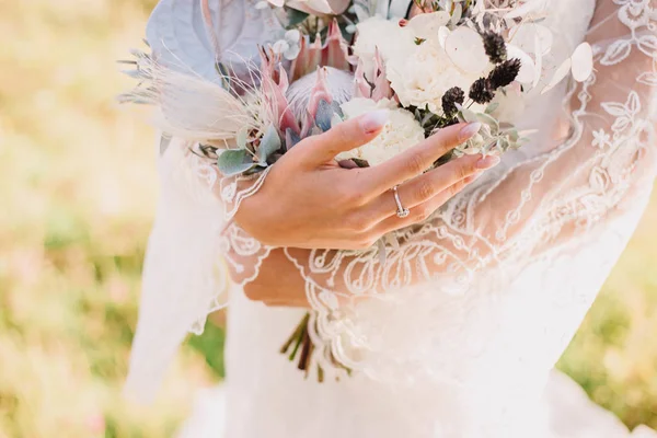 Bride Holds Her Hands Beautiful Bouquet Sunset — Stock Photo, Image