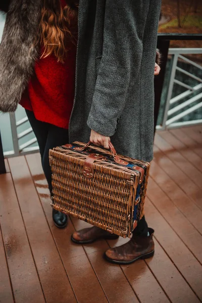 Sevgililer yakında durur, bir adam elinde bir piknik sepeti tutar.