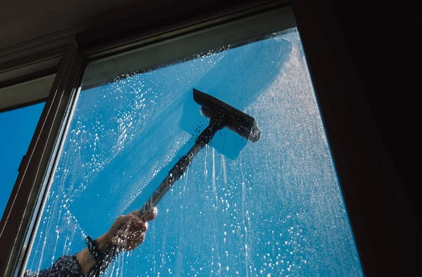 Limpiador Ventanas Usando Una Escobilla Para Lavar Una Ventana Cielo — Foto de Stock