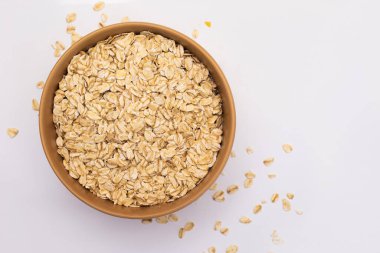 Beyaz arka planda kasede yulaf ezmesi. Uzayı kopyala Beyaz arka planda izole edilmiş. Düz Yatay