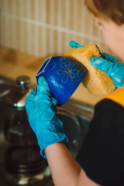 Chico Con Guante Goma Azul Sostiene Una Esponja Sus Manos — Foto de Stock