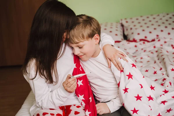 Kranke Kinder Liegen Hause Unter Der Decke Und Husten Grippe — Stockfoto