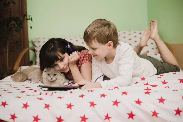 Mädchen Und Jungen Hören Musik Mit Kopfhörern Und Die Schöne — Stockfoto