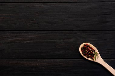 Ahşap arka planda tahta kaşıkta baharat karışımı. Düz Yatay