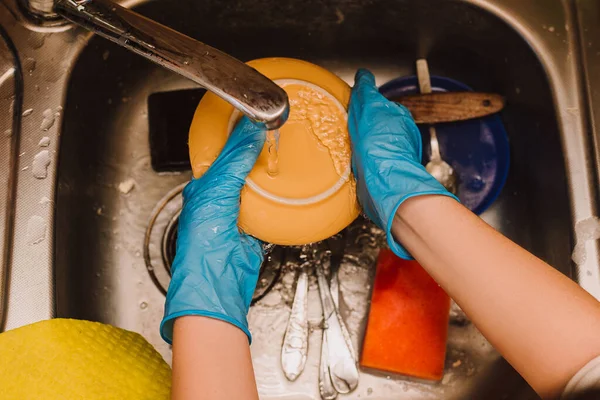 Vista Cerca Las Manos Lavado Guantes Goma Azul Detalle Las — Foto de Stock