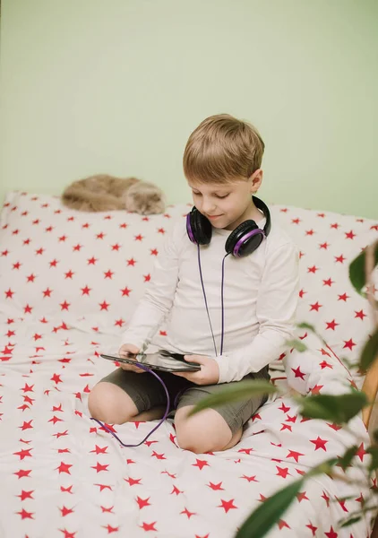 Young Boy Listening Music Headphones Child Home Coronavirus Distance Learning — Stock Photo, Image