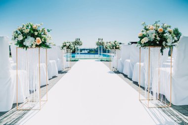 Düğün töreni için süslemeler. Çiçekler yakın plan. Bir düğün dekorunun yakın çekim detayları