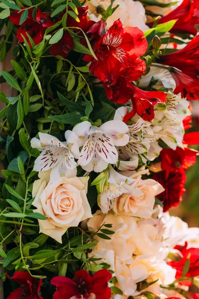 Arranjo Flores Vermelhas Brancas Adornam Arco Casamento Decorações Casamento Detalhes — Fotografia de Stock