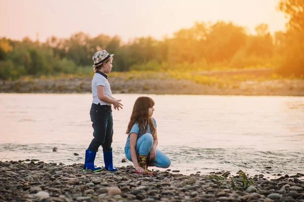 Niño Rubio Con Sombrero Niña Jugando Orilla Del Río Los — Foto de Stock