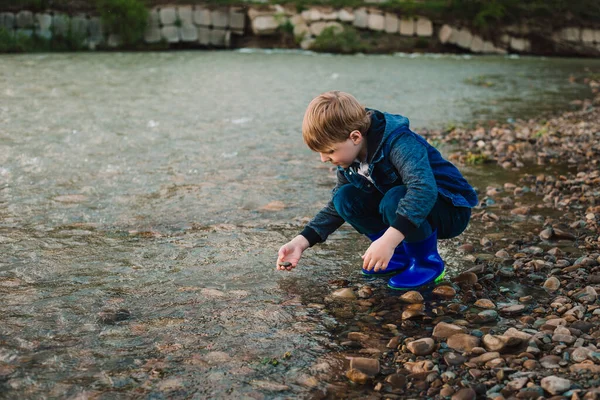 Niño Sienta Cerca Del Agua Chico Rubio Juega Cerca Del — Foto de Stock