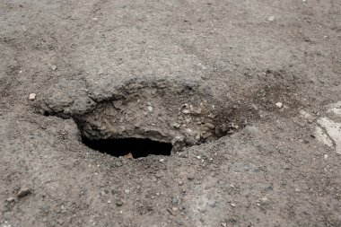 Asfaltta bir delik, Tehlike. Yol tahribatı