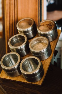 Baharat seti. Baharat takımının yanında dur. Seçici odak