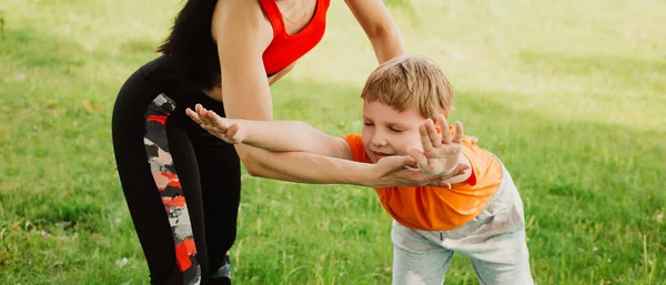 Entrenador Fitness Ayuda Niño Completar Ejercicio Hacer Deportes Aire Libre — Foto de Stock