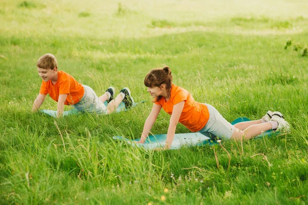 Gyerekek Kint Sportolnak Baba Jóga Fitness Tréning — Stock Fotó