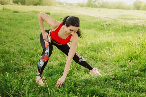 Mujer Joven Practicando Yoga Aire Libre Naturaleza Sobre Hierba Día —  Fotos de Stock