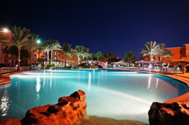 Yüzme Havuzu bir lüks tropikal Karayipler Resort gece